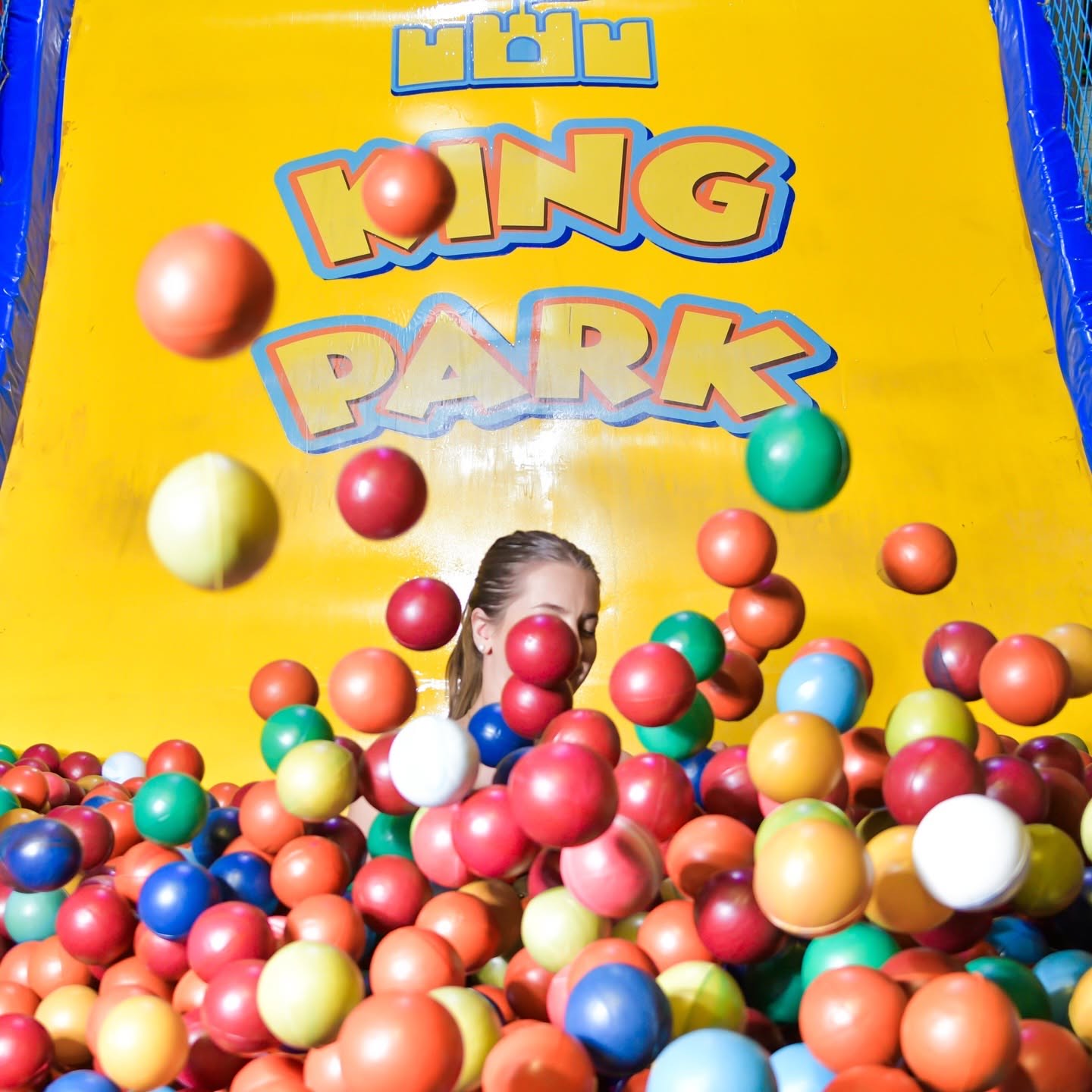 Pelotero de King Park al pie del tobogán